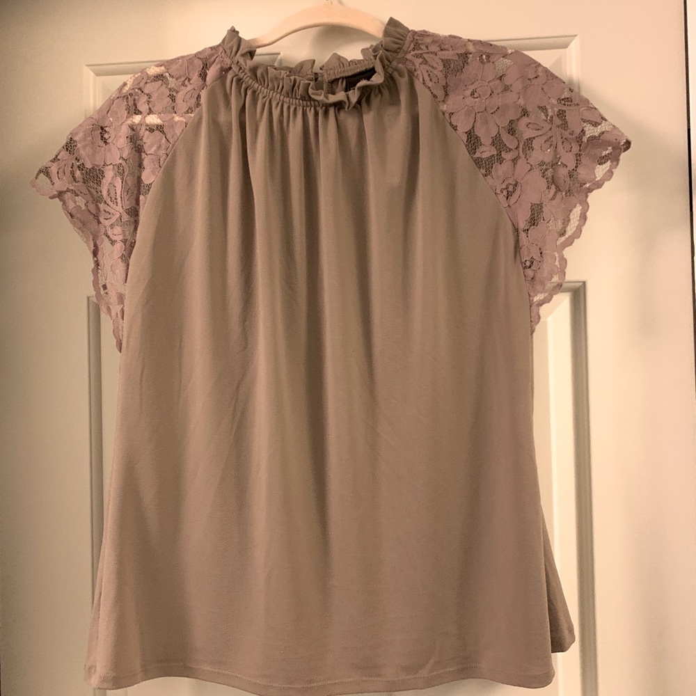 LAST CHANCE! Lace short sleeve shirt